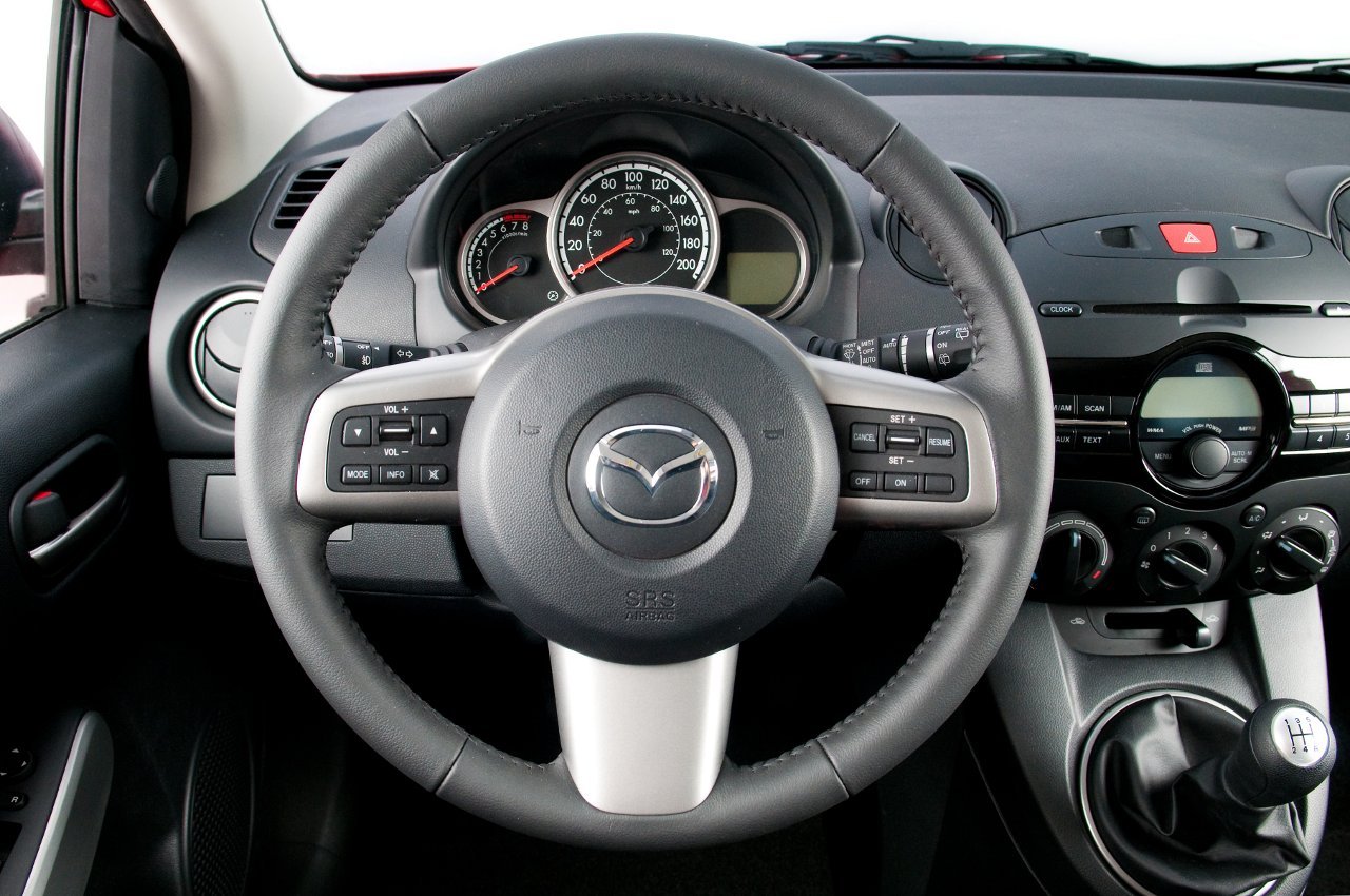 Mazda 2: 12 фото