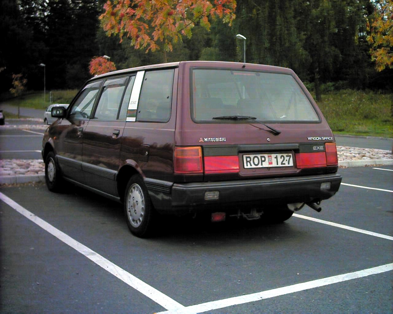 Mitsubishi Space Wagon: 9 фото