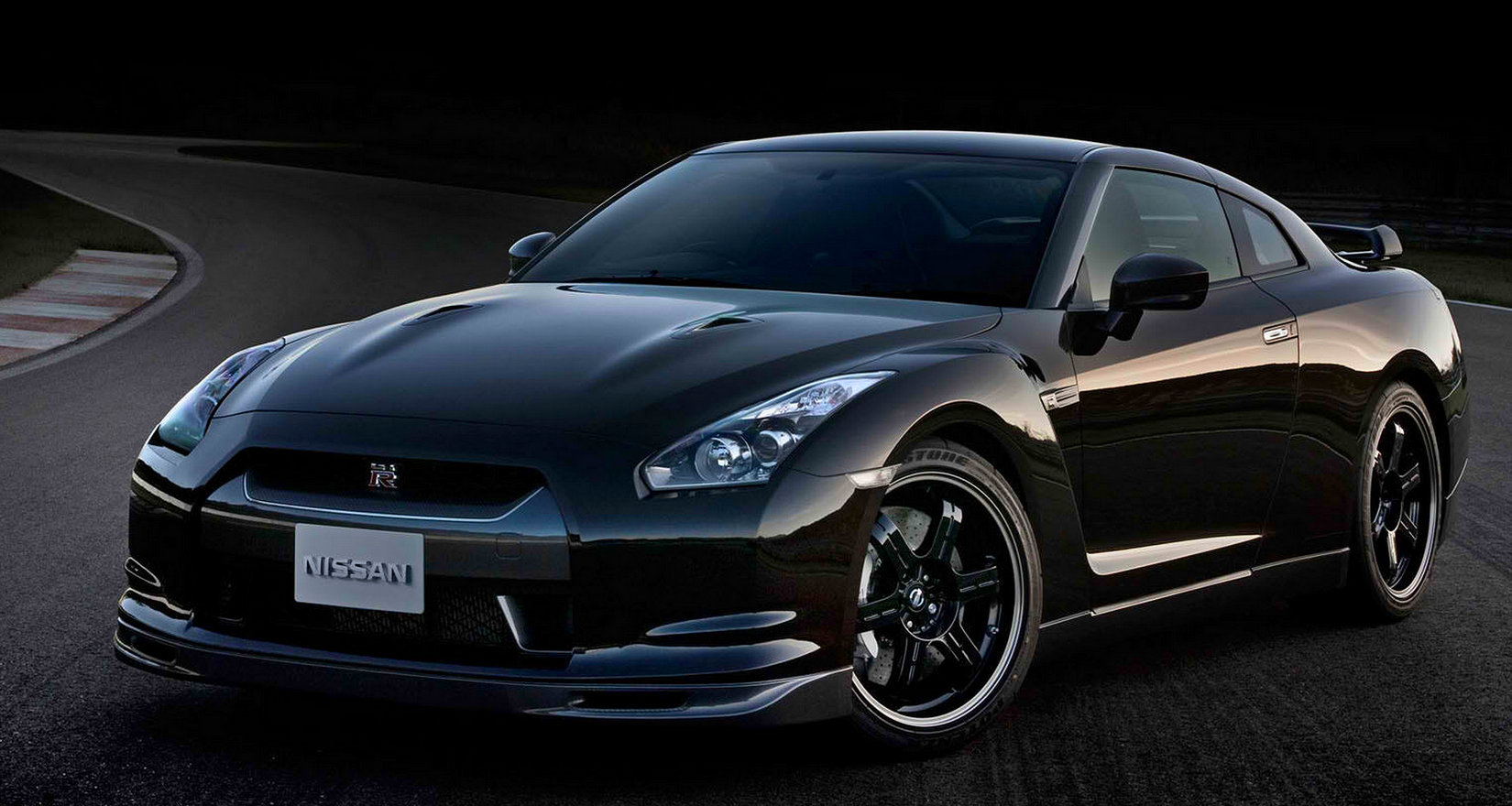 Nissan GT-R: 11 фото