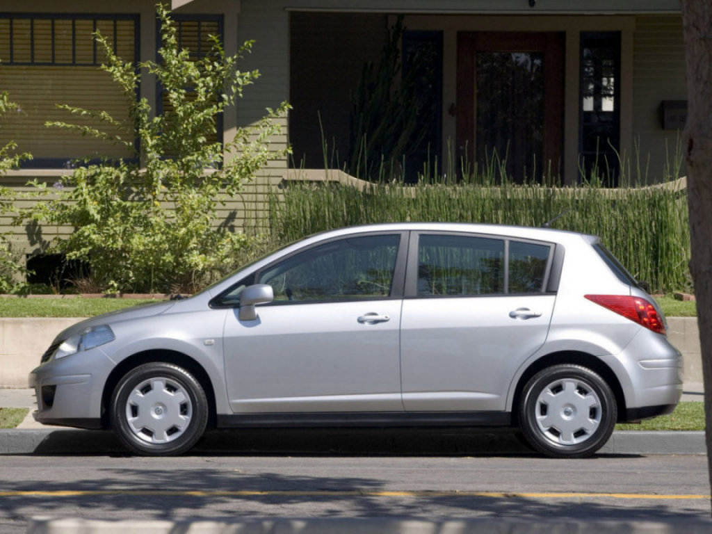 Nissan Versa: 12 фото