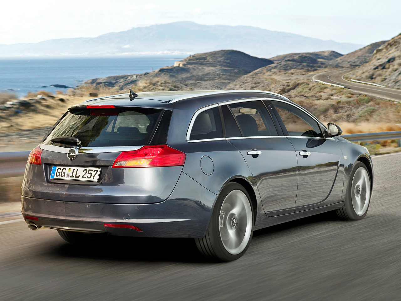 Opel Insignia Sports Tourer: 9 фото