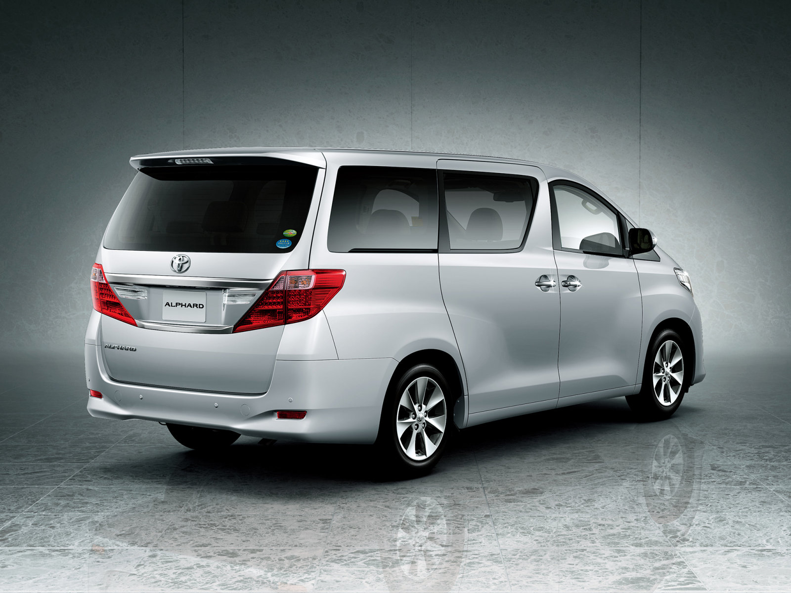 Toyota Alphard: 3 фото