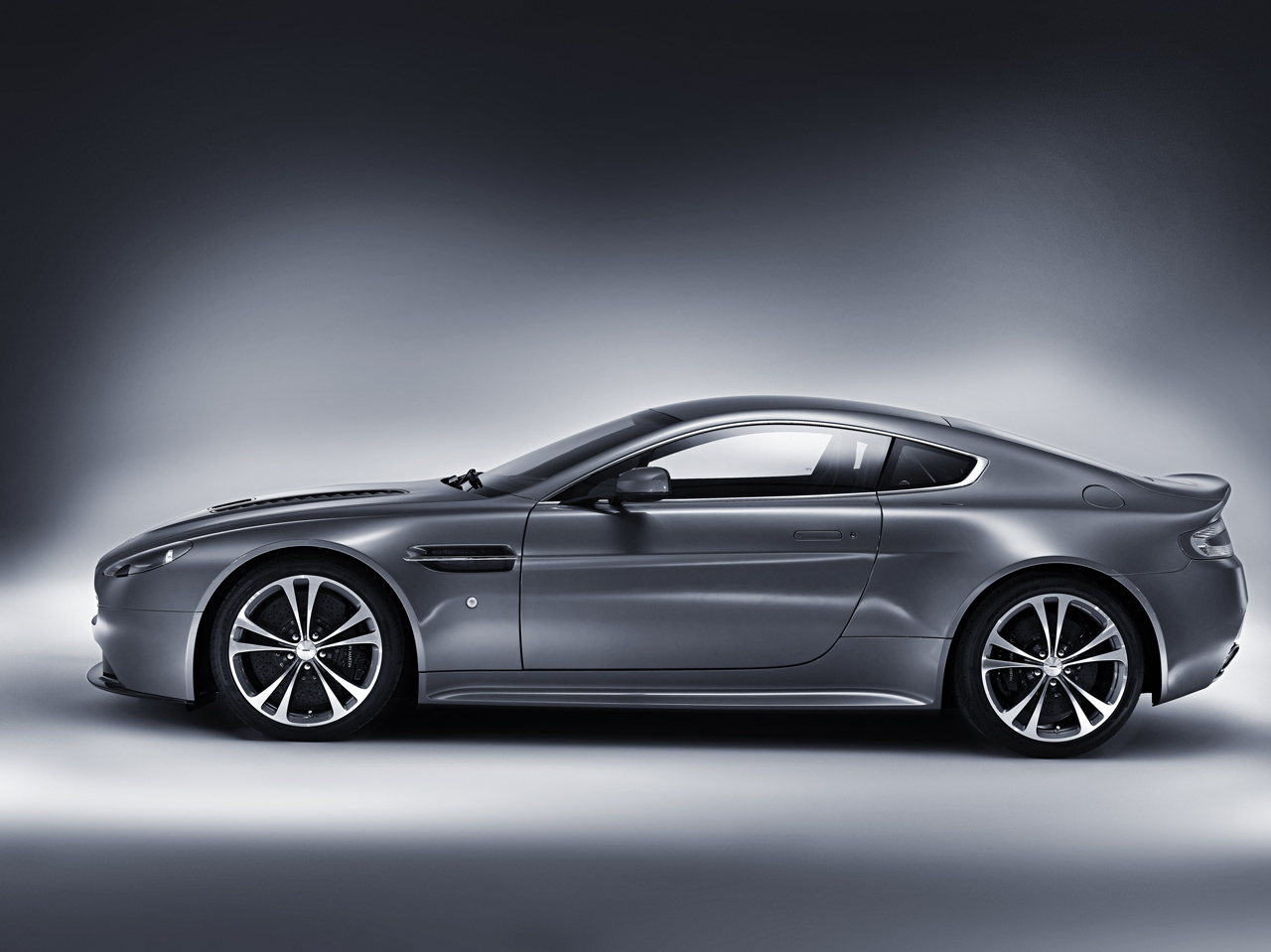 Aston Martin V12 Vanquish: 12 фото