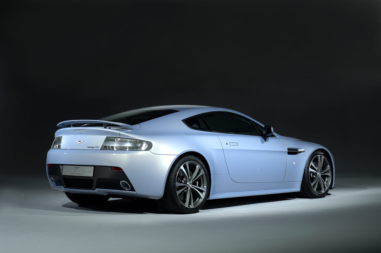 Aston Martin V12 Vantage: 3 фото