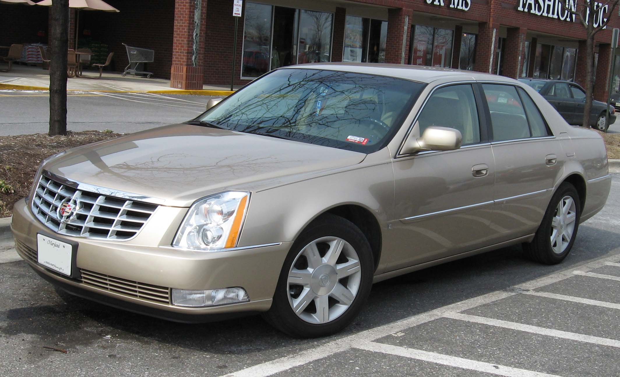 Cadillac DTS: 9 фото