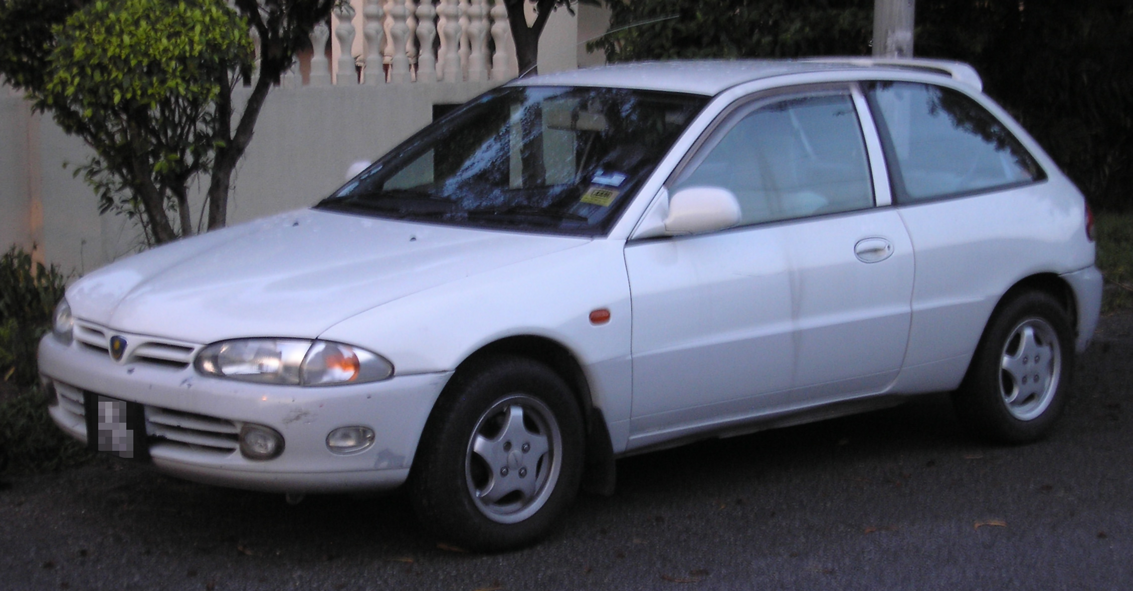 Proton Satria: 12 фото